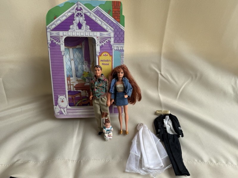 Family Corners Melody's House Fold-Out Doll Playset Lot w/ Dolls & Outfits, 12in