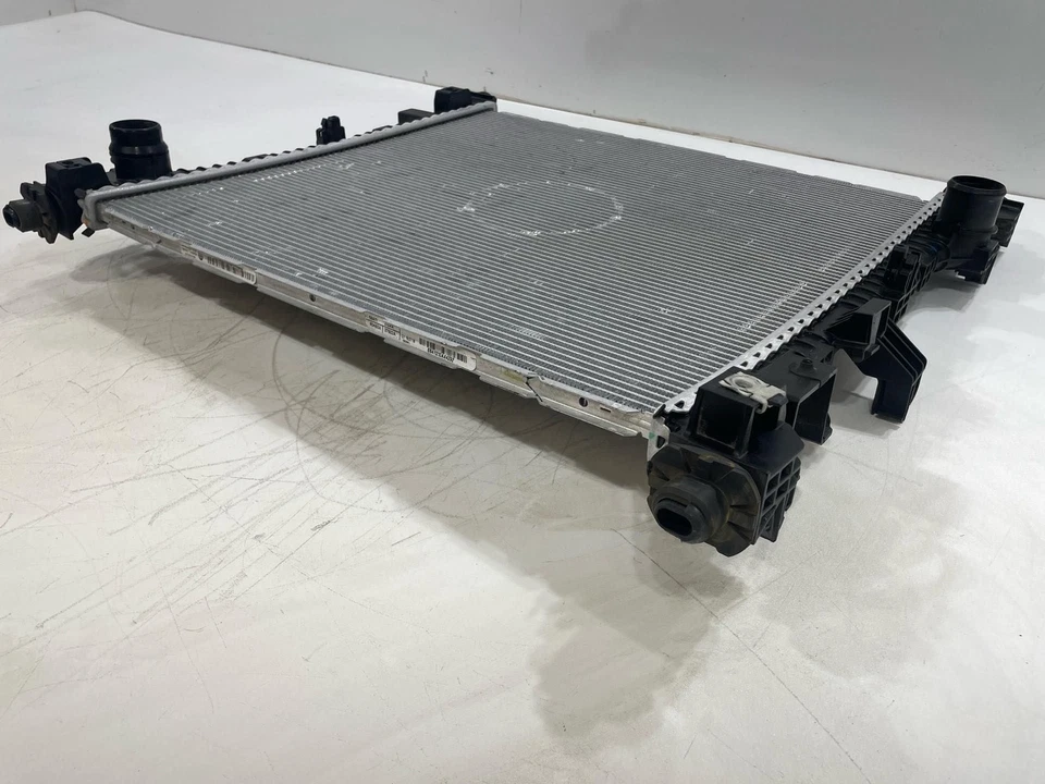 Radiador de refrigeración del motor Jeep Grand Cherokee de 3,6 L de servicio estándar OEM para 22-24 Foto 3 de 4