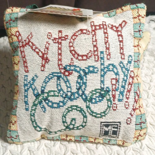 5" Kitchy Koochy Coo kleiner Wandteppich hängendes Kissen Mary Engelbreit Wohndeko - Bild 1 von 5