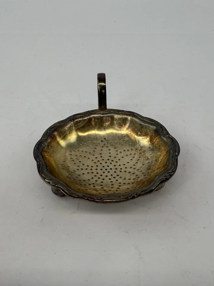 Colador de hojas de té enchapado en plata WMF con bandeja de goteo placa inferior borde festoneado ornamentado Foto 3 de 4