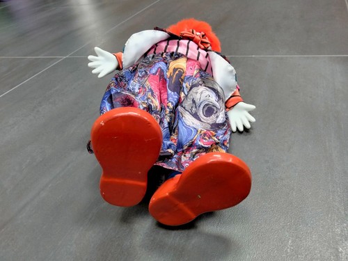 Wind-up musical ceramic Clown doll - Plays 'The Entertainer' + upper body moves - Picture 13 of 21