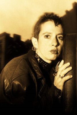 Amerikanische Schriftstellerin Kathy Acker posiert für ein Semiotext-Buchcover 4 x 6 Foto