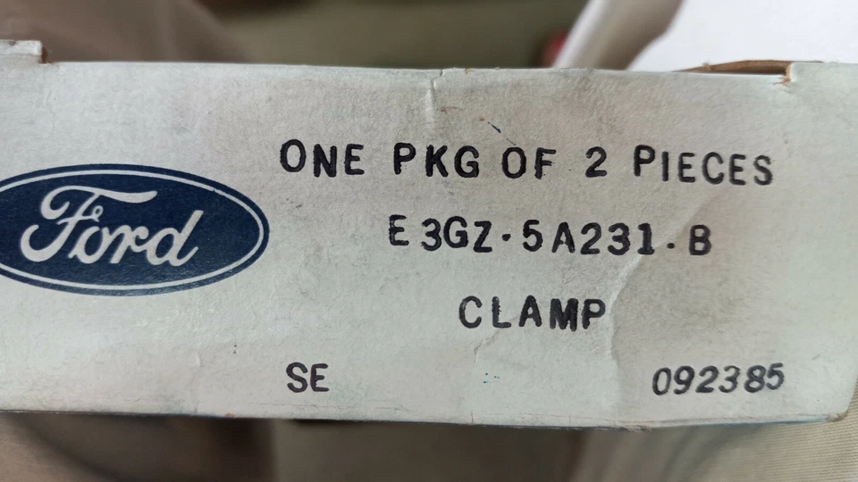 Abrazaderas de tubo de entrada de escape E3GZ-5A231-B NUEVAS 95 - 2008 LINCOLN TOWN CAR 4,6 L Foto 3 de 3