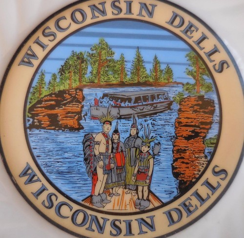 Piatto ricordo Wisconsin Dells 7" con barca, rocce, nativi americani - Foto 3 di 4