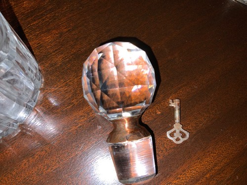 ANTIQUE ENGLISH SINGLE LOCK BOTTLE TANTALUS /DECANTER - BETJEMANN HALLMARKED - Picture 11 of 15