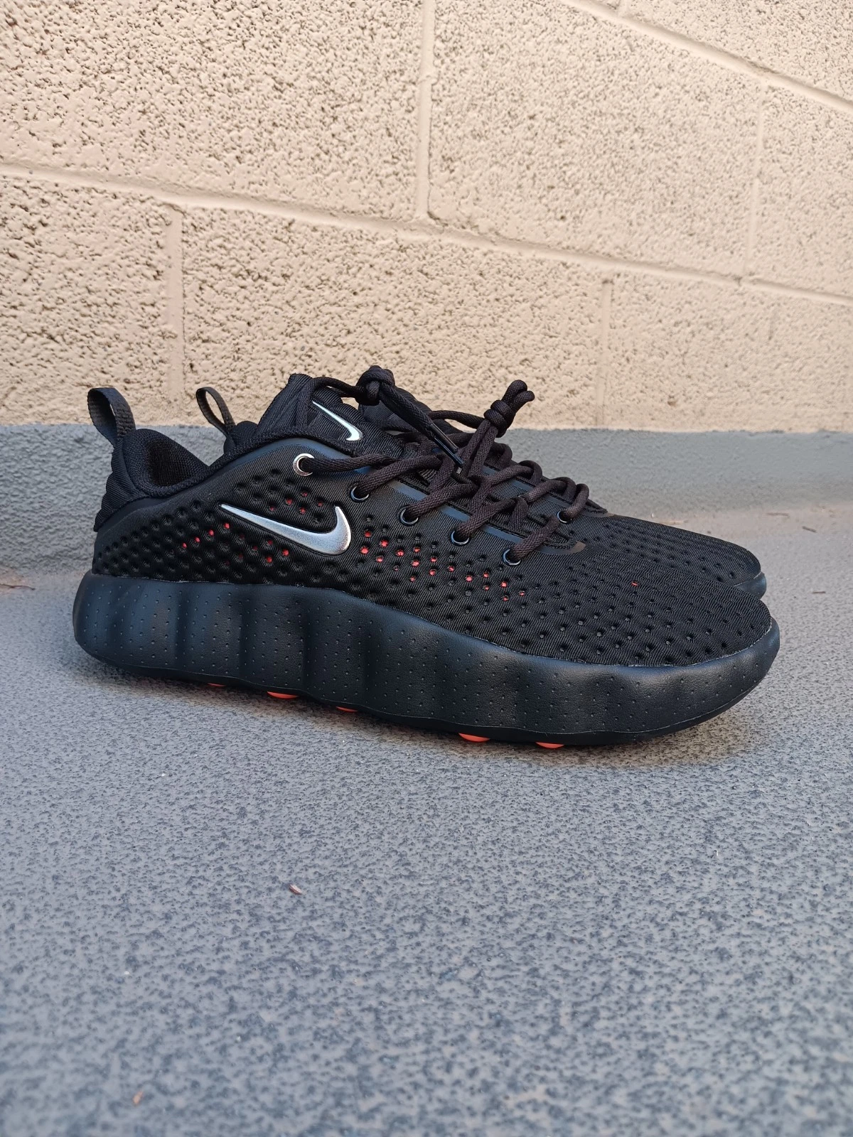 Nike Mens Sz 11 Mind 002 Pregame Black Hyper Crimson Shoes Sneakers HQ4308-001