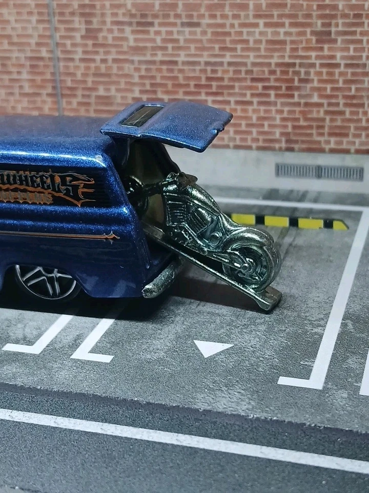 Hot Wheels ’55 Chevy – Metallic Blue w/ Motorcycle Loose NM  - Image 4 of 4