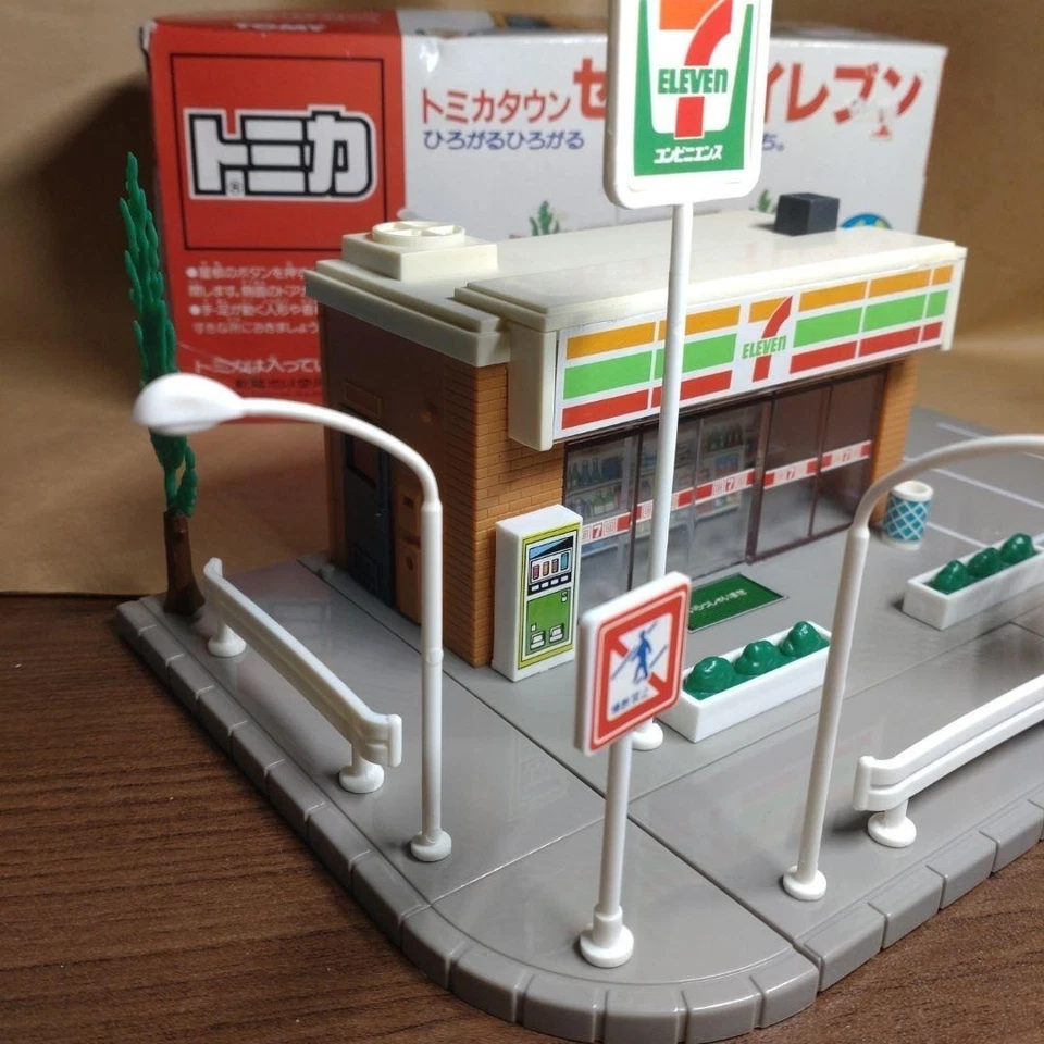 Tomica Town 7-Eleven convenience store TOMY Japan - Image 3 of 4