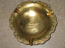 VINTAGE SOLID BRASS CENTER ETCHED DESIGN ASHTRAY 3 SMALL APPLIED LEGS TABLE TOP