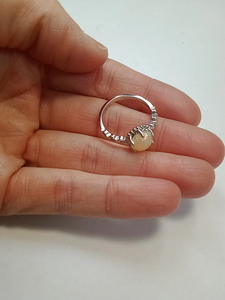 Anillo de plata de ley de ópalo de fuego blanco talla 8 Foto 2 de 4