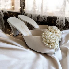 DANIEL GREEN Vintage Cream Satin Rosette Slippers Heels Sz 7 NEW NWOB