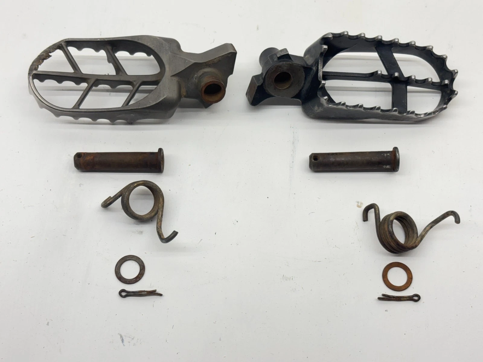 2002 Yamaha YZ250 Foot Peg Set Left Right Footrests Pedals OEM 5ET-27411-01-00