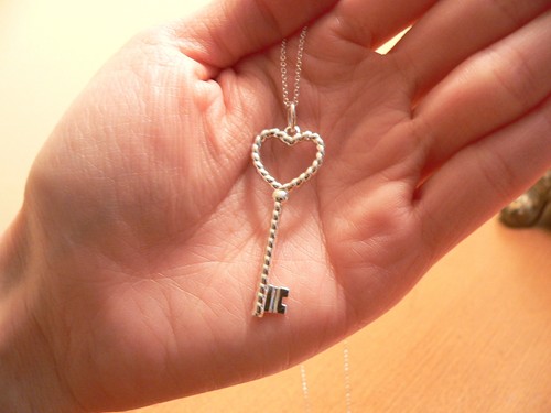Tiffany Co Silver Twist Heart Key Necklace Pendant Charm Chain Gift Love - Picture 2 of 5