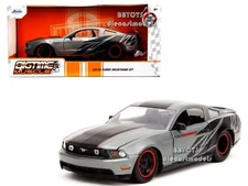 2010 FORD MUSTANG GT GREY STRIPES BLACK FORD PERFORMANCE 1/24 JADA TOYS 34210