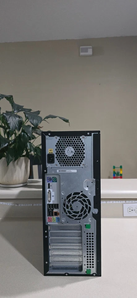 Estación de trabajo HP Z200, Intel i3-530 2,93 GHz y 4 GB RAM 500 GB HDD - Windows 10 Pro Foto 2 de 4