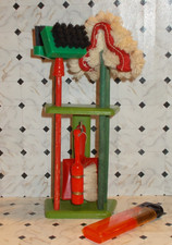 Altes Reinigungs-Set Schrubber Besen Mopp Bohner Handfeger Schaufel Ständer