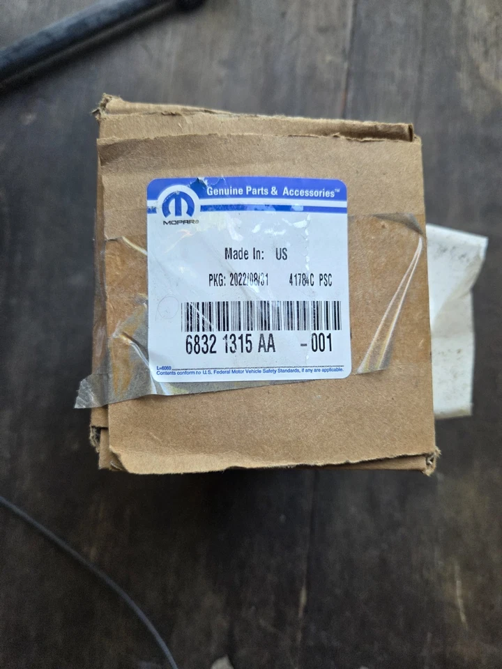 Motor regulador ventana izquierda original Mopar 2019-2024 Ram 1500 clásico 68321315AA Foto 2 de 4