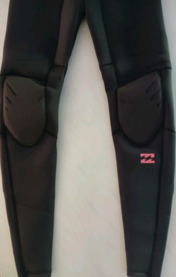 Women's 3/2 Fullsuit Wetsuit Chest Zip with glued/ taped seams and fire wall. - Image 2 of 4
