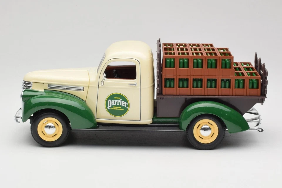 203243 Chevrolet Brasseur Perrier Delivery Van Green Solido 1/18 - Image 4 of 4