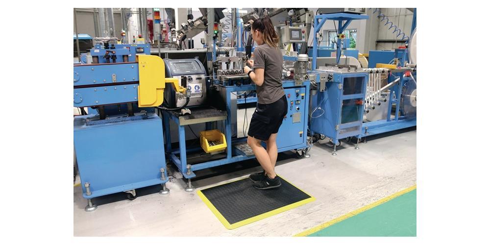 COBA Arbeitsplatzbodenbelag l900xb600xs18 мм из Шварц-мит-гелбен-Штрайфен-Полюс 31190₽