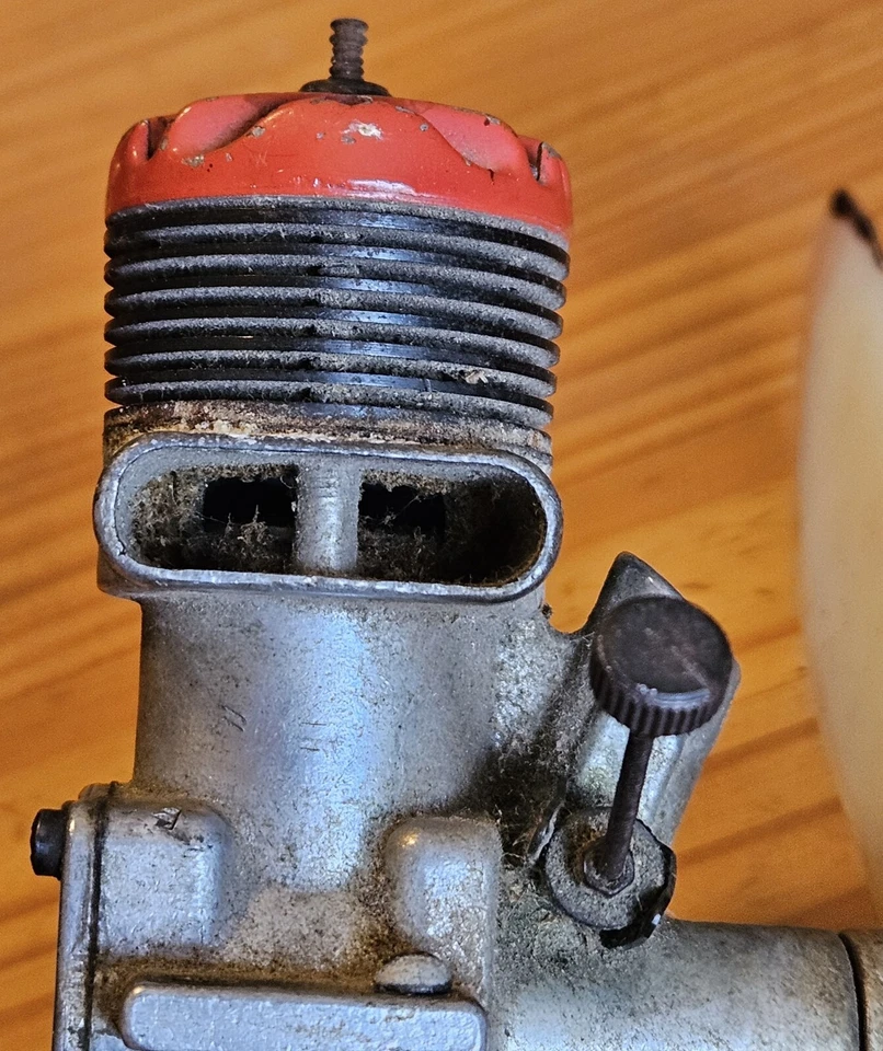 Rare McCoy 29 Red Head Model Engine With Plastic Propeller Piston Moves GS14 - Image 2 of 4