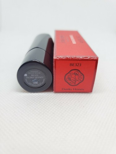 Lápiz labial Shiseido Rouge Rouge nuevo en caja, miel oscura BE323, 0,14 oz - Imagen 2 de 2