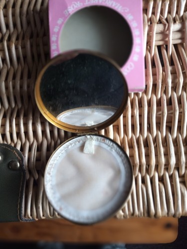 MARGARET ROSE POWDER COMPACT, IN ORIGINAL BOX (BOX IS TATTY) GOLD TONE FINISH, - Picture 3 of 3