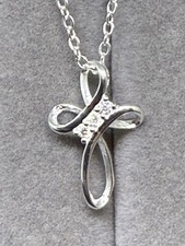 Ster. Silv. 18 Zoll Chn. Mit einem 1-1/4 Zoll Crss Anhänger. Mit 3 Labor Grn. Diam. EST. .50.