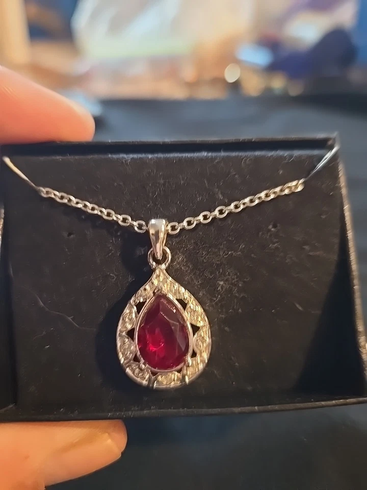 Collar y anillo de plata a juego con rubí de laboratorio para mujeres Foto 3 de 4