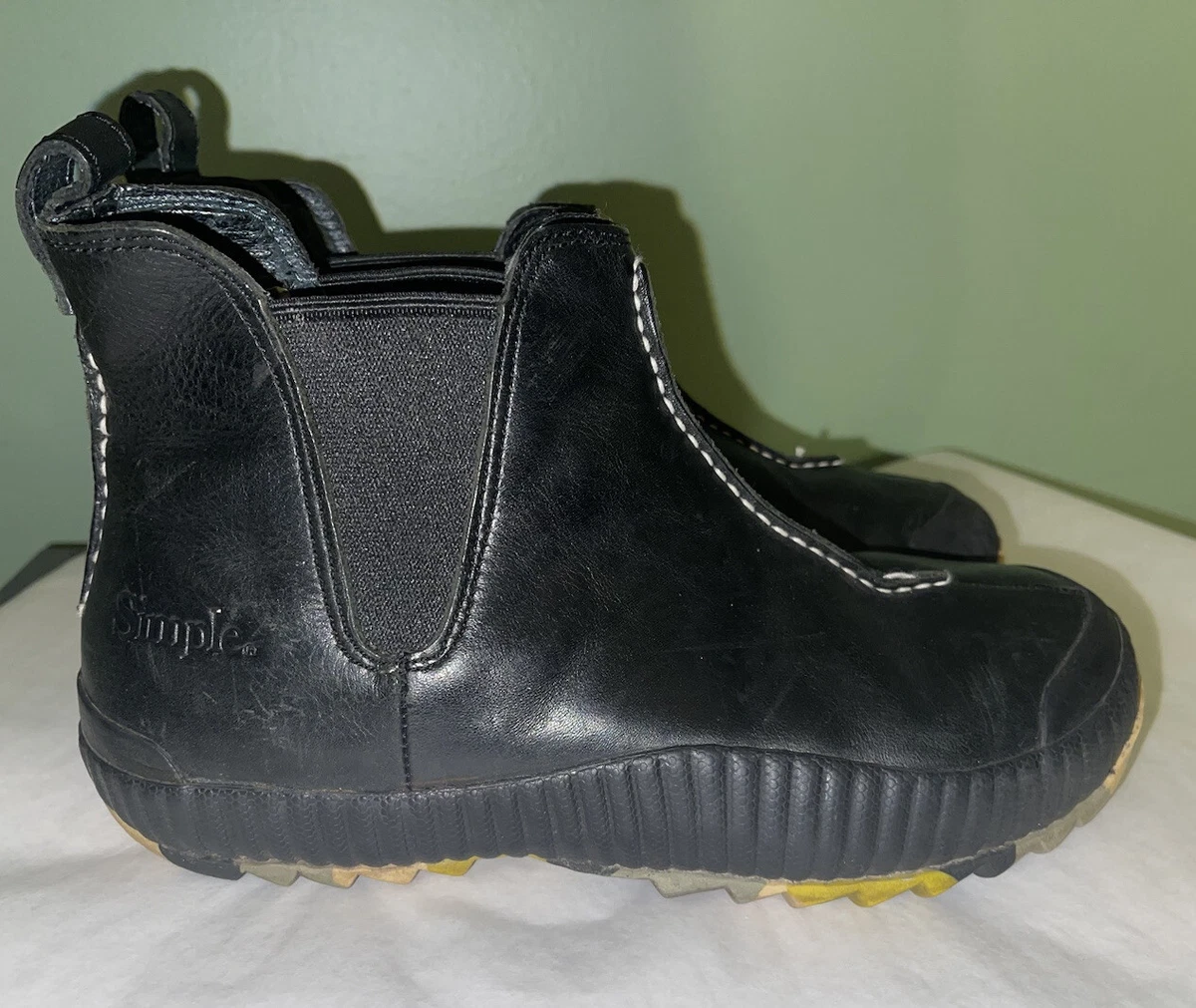 Simple black boots 2025