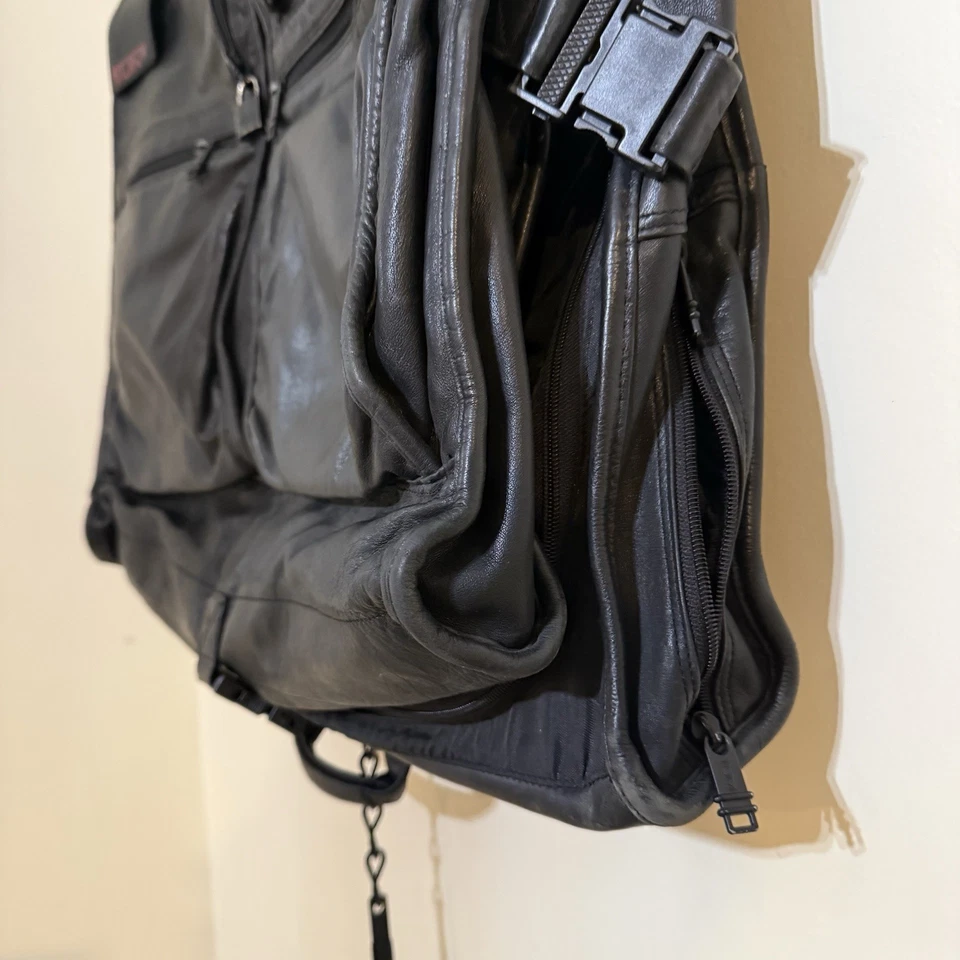 TUMI Bolsa de Vestuário Clássica de Couro Genuíno Preta Bagagem de Mão Dobrável Antiga - Imagem 4 de 4