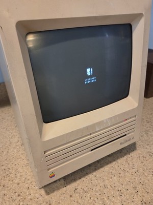 Vintage Apple Macintosh SE M5010 Computer For Parts Or Repair Powers On