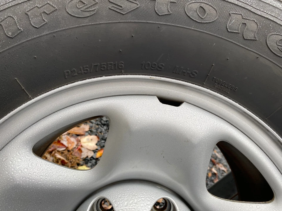 Juego de llantas y neumáticos OEM TOYOTA TACOMA (4) - aleación de 16" - P245/75R16 - OBO 2016-2023 Foto 4 de 4