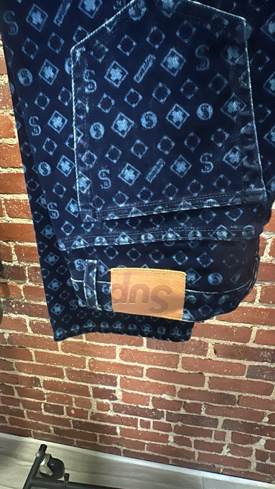 Jean bleu Supreme FW24 floqué coupe ample logo denim taille 32 neuf EN MAIN