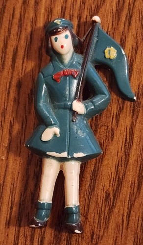 Vintage 1955-1958 Kunststoff ZWISCHENZEIT MÄDCHEN SCOUT FLAGGE figurale Pin Uniform