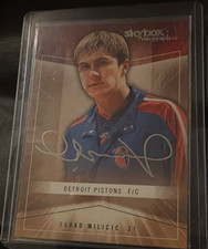 Skybox 2004-05 Autographics Darko Milicic #13 Detroit Pistons Autographed Card