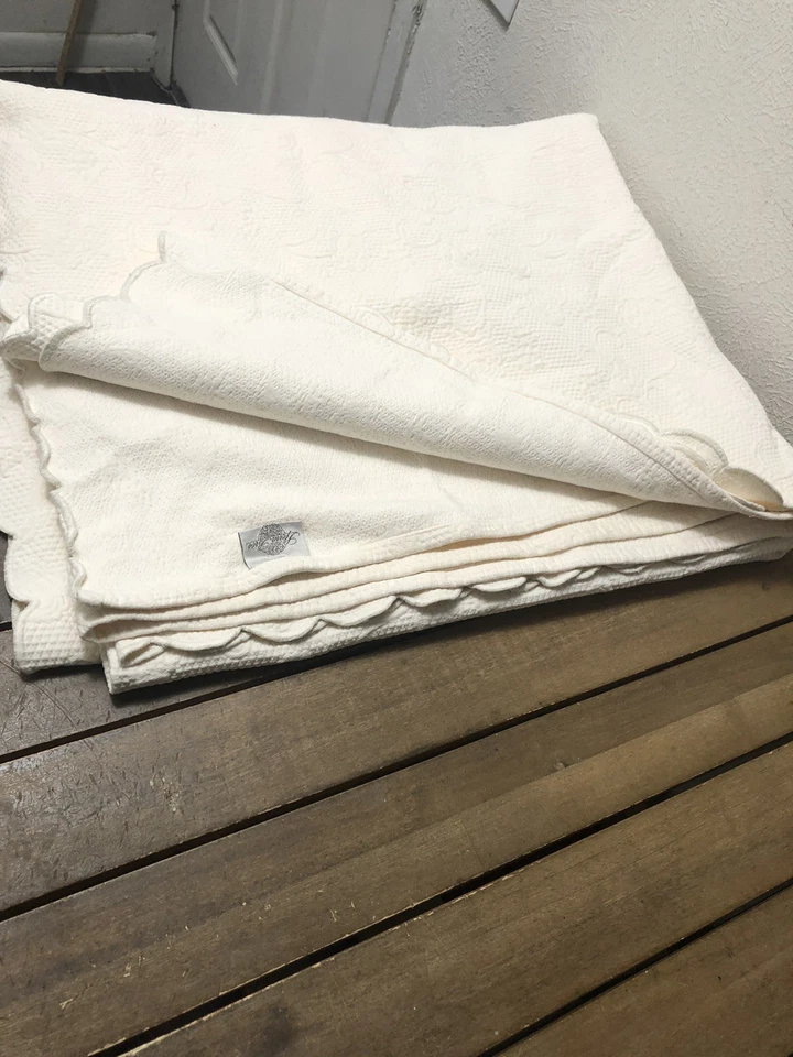 FUNDA COBERTOR FLORAL MARFIL SFERRA BROS TAMAÑO KING FESTONEADA 102 x88" Usada en Excelente Condición Foto 3 de 4