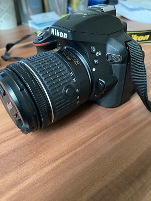 Kamera Nikkon D5300 + Zubehörpaket : Objektiv AF-P Nikkor 18-55 mm + Tasche