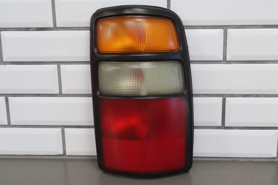 04-06 Luces traseras Chevy Tahoe/Suburban OEM (par izquierda/derecha) Foto 2 de 4