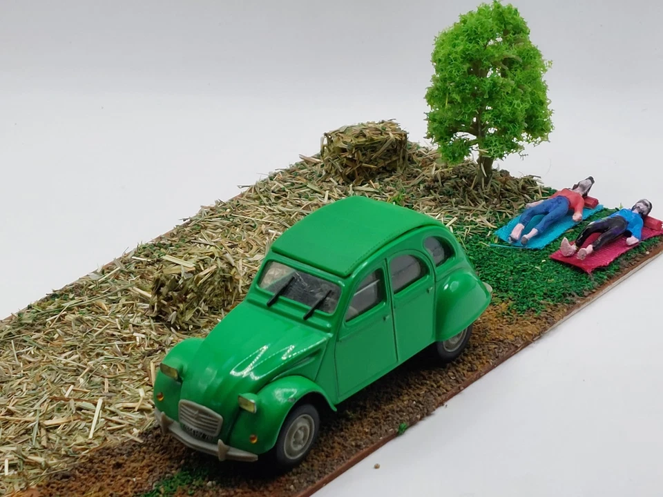 Ein Sonntag auf dem Land.  Die Citroen 2 Cv 6 Diorama. 20 x10Cms.  1/43 - Bild 3 von 4
