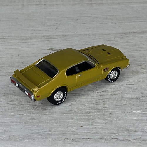Johnny Lightning 1970 Buick GSX Gran Sport Gold Hood Lifts 1:64 - Picture 6 of 8