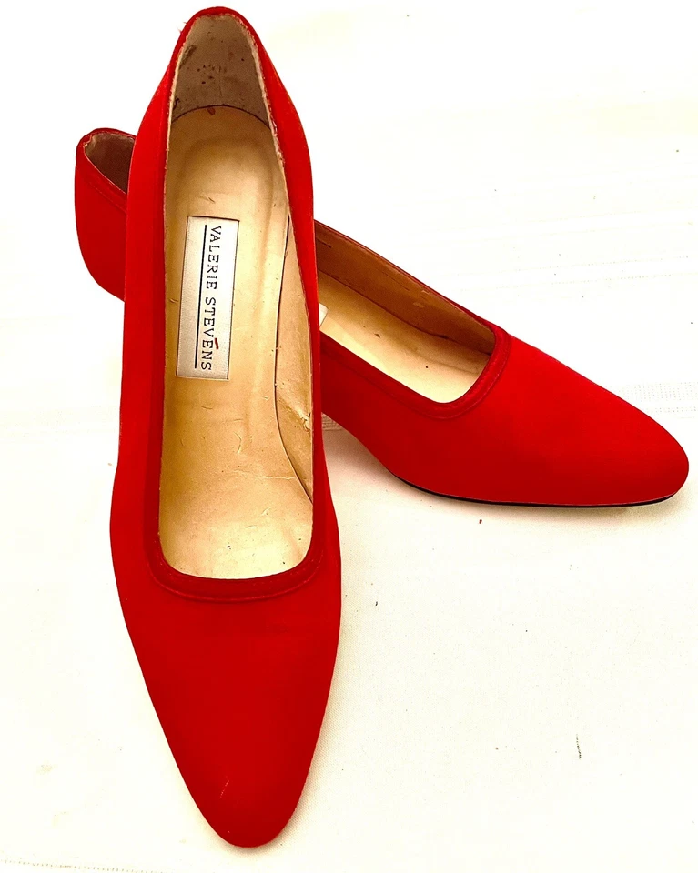 "Bombas de tela roja Valerie Stevens tacón de terciopelo suela de cuero de 2,5"" talla 9,5" Foto 2 de 4