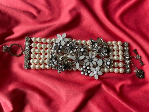 Betsey Johnson Something New Engagement Ring Pearl White Crystal Flower Bracelet - 第 1/5 張圖片