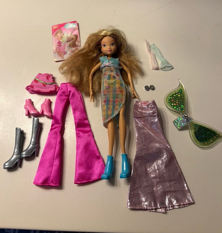 Authentic WINX CLUB Doll Flora 2004. Wings! Outfits , Lights Up. Rainbow.