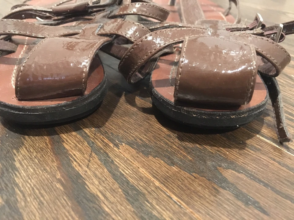 Sandalias de charol de gladiador con correa marrón con tiras Wet Seal talla 7 de EE. UU. Foto 4 de 4