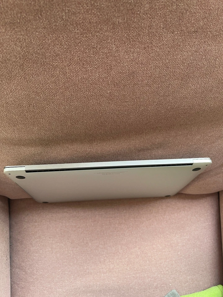 Apple MacBook Pro 15" i7 2.6GHz/16GB/500GB (Gris espacial) 16GB Memoria TouchBar Foto 2 de 4