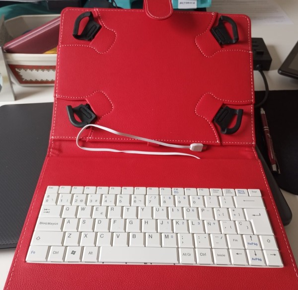 Funda roja para tablet 10,1" hasta 10,4", con teclado usb