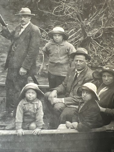 1920s 13 People wearing HATS in a ROWBOAT with Dog Photo Snapshot Vintage - Picture 6 of 13