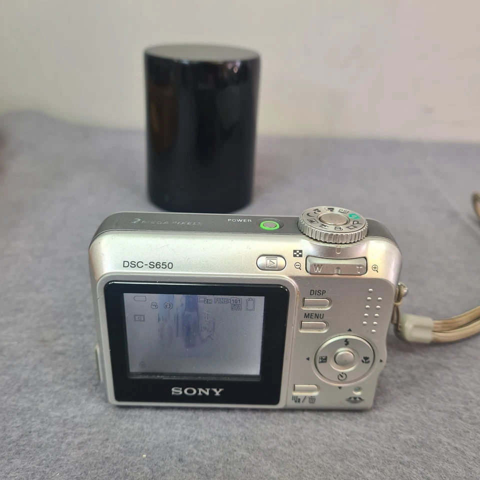 Sony Cybershot DSC-S650 Digital Camera 7 MP Point and Shoot Working - Image 2 of 4