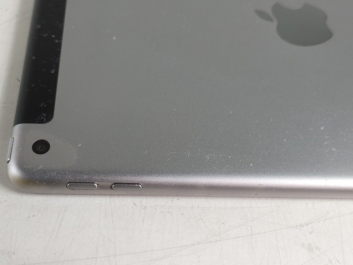 Apple iPad 5th Gen A1823 32 GB iOS 16.7.11 Space Gray ( Wi-Fi + 4G